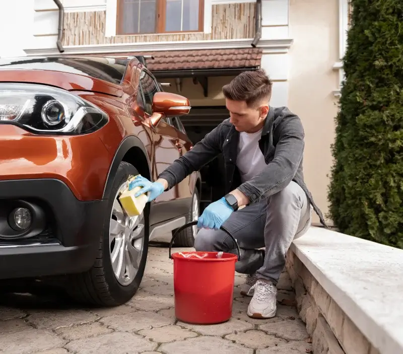 Lavage auto à domicile Saint-Romain-en-Jarez : professionnel intervenant sur un véhicule